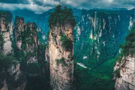 百龙天梯气势恢弘，由154米的山体内竖井和172米的钢结构井架组成图片