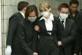 张国荣葬礼回顾，百位大佬出席，警方维护秩序，梅艳芳带病哭昏厥图片