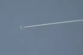 轰-20现身菲律宾上空？摄影师拍下神秘踪迹，外媒：和中国有关图片