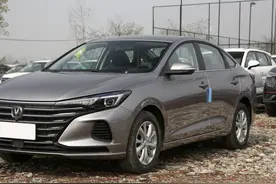 提长安逸动“乞丐版”，落地7万5，1.6L+5MT，油耗6.2L/百公里图片