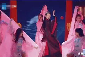 关晓彤屡次在《王牌》跳舞，肢体僵硬总成配角，这次又败给了李纯图片
