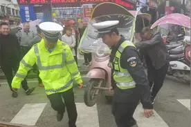 雨天一面包车上演花式漂移入库，好黑人！切勿模仿！图片