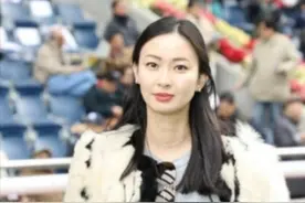 港姐张舒雅隐退十年罕露脸，被迫继承亿万生意，不改慵懒生活作风图片