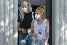 31岁暮光女新发型好抢眼，穿小背心又酷又飒，与新片形象差别太大图片