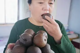 农村胖嫂：辽宁冬天冻梨，这种黑乎乎水果你吃过吗？做法非常简单视频封面