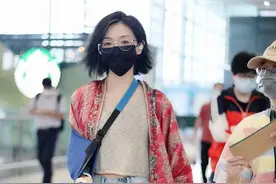 万茜这次就尝试了一件民族风披风外套，不止特别减龄！还超洋气图片