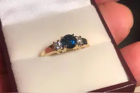 极致浪漫！外国小哥亲手挖掘黄金宝石，花两年为女友做求婚戒指图片