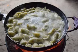 吃不完的饺子，别直接放冰箱了！多加这1步，饺子不开裂不破皮图片