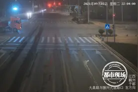 江西于都：重型半挂车“甩尾”撞飞电动车，1人全身多处骨折图片