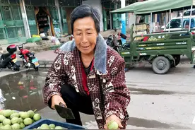 农妇一人种16亩地，皮肤完全晒黑，苦干十年没有挣下钱图片