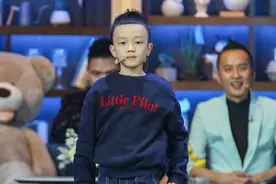 汪涵儿子初次登台，小沐沐“帅气走秀”毫不怯场，给足了爸爸面子图片