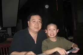 周群去英达家串门，晒出与巴彦合影，豪宅背景更是富丽堂皇图片