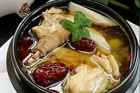 炖鸡肉，怎样才不老不发柴？大厨：多做这几步，鸡肉鲜嫩又入味图片