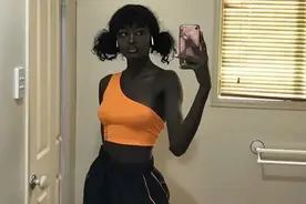 非洲女孩走红网络，身材姣好，却因肤色被网友吐槽到崩溃图片