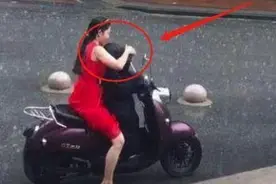 妈妈冒雨接孩子放学，当镜头转向母亲时，网友哽咽：为母则刚图片