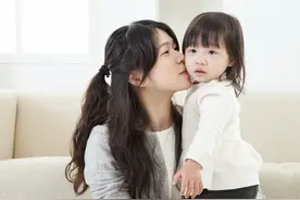 单亲妈妈再婚后一直很幸福，直到老公收到前女友的一条短信……图片