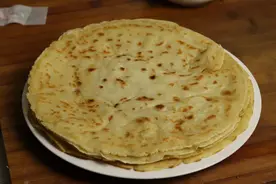 烙饼时，用凉水还是热水和面？教你正确做法，柔软多层凉了也不硬图片