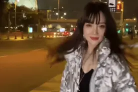 李小璐深夜更新压马路，回眸灿笑神情却显落寞，配文被指回应王昊图片