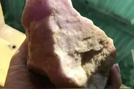 翡翠界风波再起，老板6万买下的赌石，切出难见紫罗兰成品，真美图片
