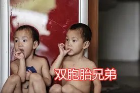 男孩7岁没有衣服穿，邻居看不下去送衣服，妈妈：孩子不能穿衣服图片