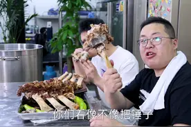 “盐王爷”半吨越发嚣张，一顿饭2袋盐，网友：咸菜都不敢这么放图片