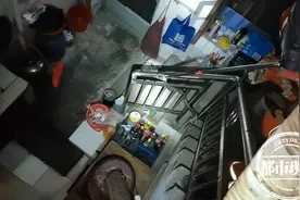 赣州：黑蛇死死缠住楼梯，扯都扯不动，消防员上演徒手抓蛇图片
