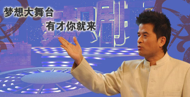 毕福剑隐退多年再出镜，当年光鲜全然不再，现身小饭馆为友人题字