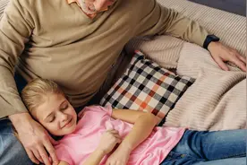 让孩子和老人一同入睡，看似省事实则弊端多，别错下去图片