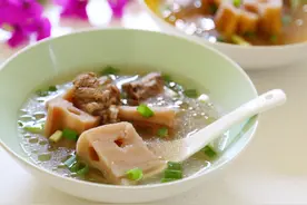 炖藕怎样炖得又粉又烂？牢记3点，汤鲜藕糯肉烂，方法简单很实用图片