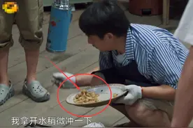 向往4：鸡脚筋掉地上洗了重炒，当端上桌，谁注意第一个吃的人？图片