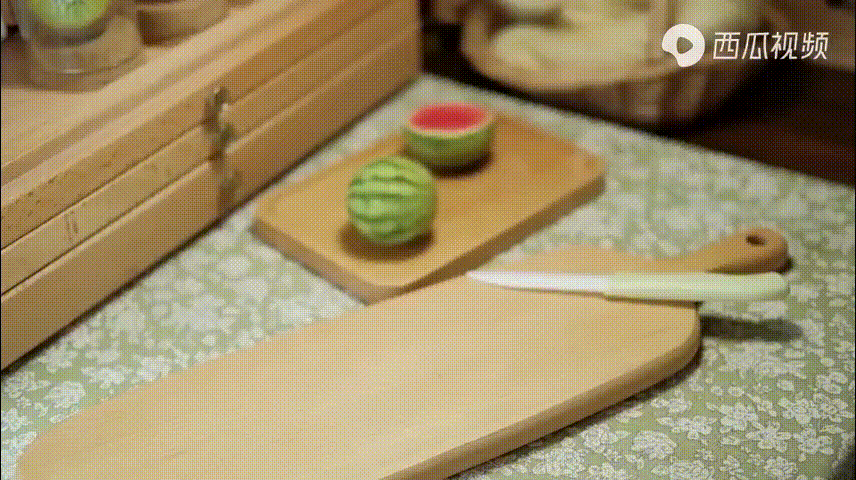 22岁成都女孩耗时半月复原《千与千寻》的水上列车