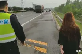 小情侣应急车道停车吵架，女孩冒雨暴走1公里图片
