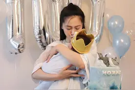 周丽淇晒儿子百日宴照片，作势亲吻孩子母爱爆棚，并公布其英文名图片