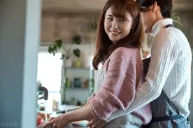 与女生私下独处，这3个动作，会让你们的感情升温图片