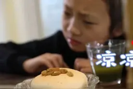 偏食挑食不吃硬食，胆小认生喜旧厌新！宝宝这些表现在暗示什么？图片