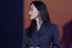 穿10CM短裙上节目，别人都用毯子盖住双腿，唯独韩雪太霸气！图片