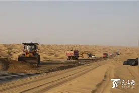 新疆第三条沙漠公路沙基全线贯通图片