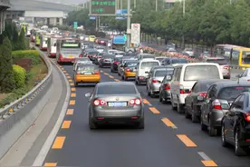 北京部分公交车加装拍违监控，占用公交道可能被后方公交车抓拍图片