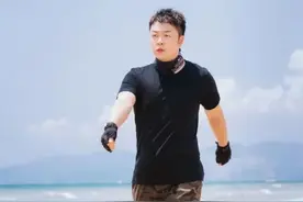 杜海涛与妈妈亮相，长相似复制粘贴，涛妈竟穿儿子的衣服？图片