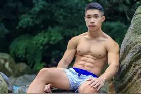 23岁鲜肉教练秀身材，饱满胸肌深刻鲨鱼线，这实力藏不住了图片