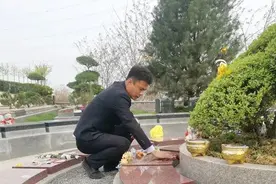 泪目！8岁女儿因癌症去世，父亲应聘到陵园上班：每天擦拭和亲吻女儿的墓碑图片