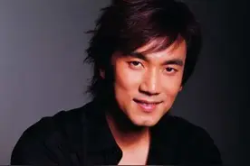 他靠原配走红，靠现任成亿万富翁，这个男人怎么这么会挑媳妇？图片