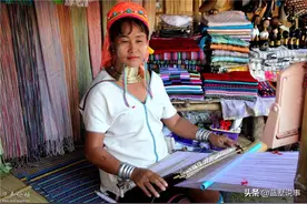 泰国湄宏顺镇的长颈族村，女人展示着残酷的美图片