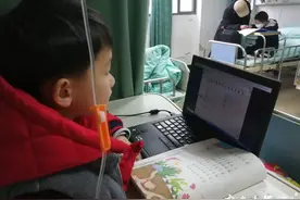 浙江一小学生边打吊瓶边上网课！当天的日记亮了…图片