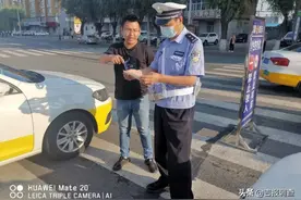 公主岭一粗心考生准考证遗落出租车上，交警蜀黍出手相助图片