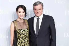 章子怡又轻松美出圈了，穿绿色连衣裙配低盘发，天然五官真耐看图片