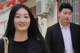 不忘爹娘！朱小伟携娇妻返乡帮父亲种地，陈亚楠与大衣嫂有母女相图片