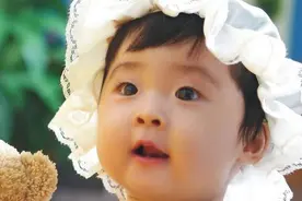 判断孩子颜值高低有窍门，脸上若有“5线1窝”，说明长相很出色图片