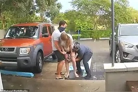 美国孕妇等不及进产房，在医院停车场站着就将孩子生了下来图片