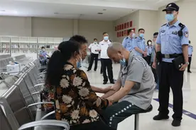 等待28年，他终于喊上一声“妈妈”图片